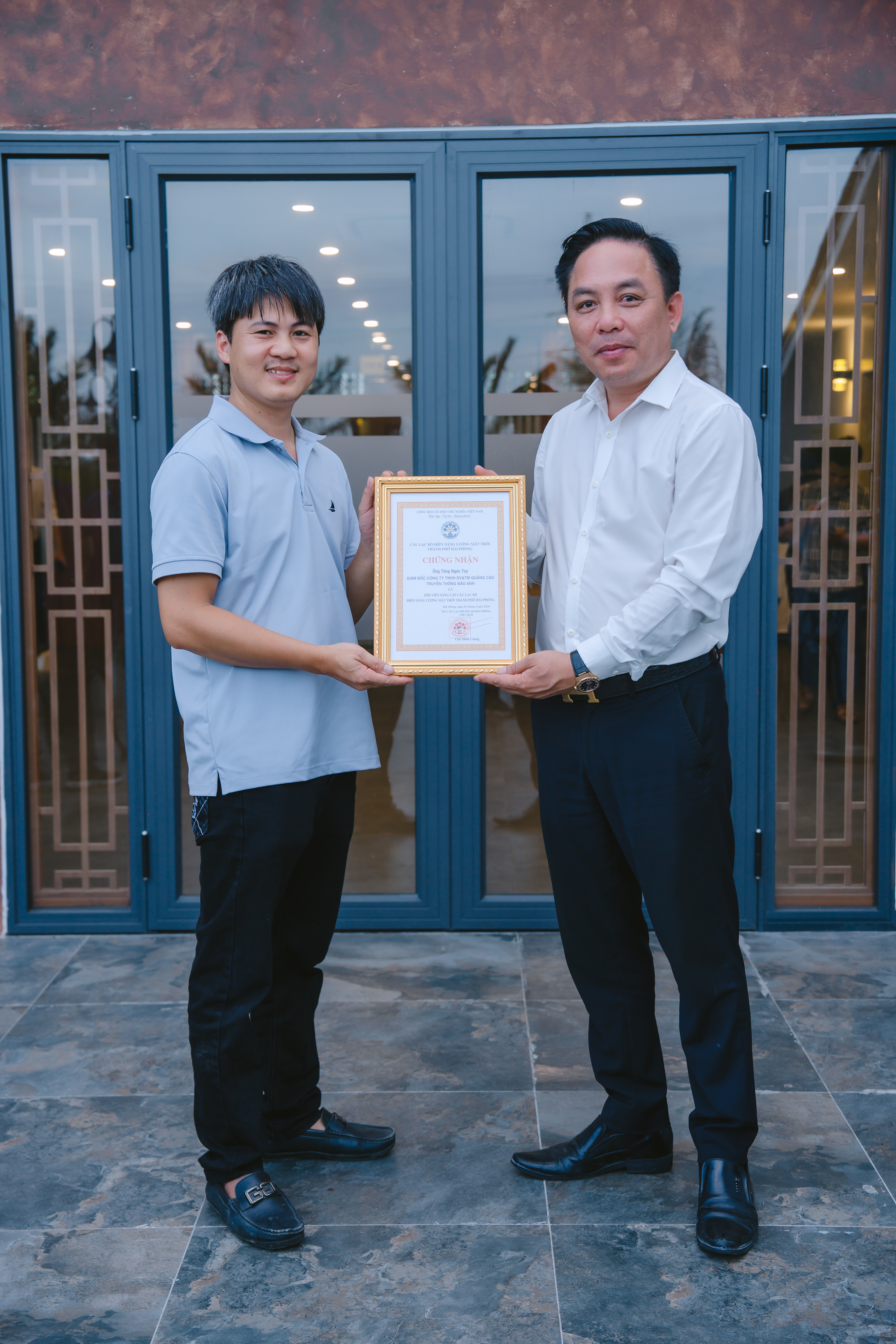 Ông Tăng Ngọc Tuy nhận chứng nhận Hội viên sáng lập Câu lạc bộ Điện năng lượng mặt trời Hải Phòng